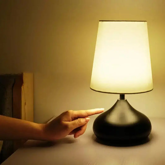 Lampe de Chevet Tactile Classic : design en métal, LED, contrôle tactile, 3 niveaux de luminosité.