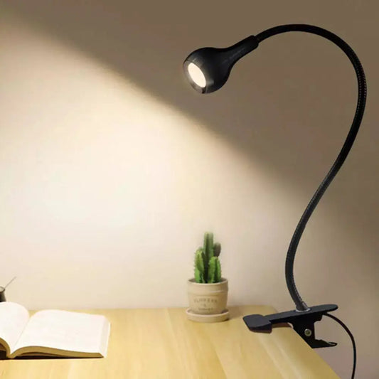 Lampe de bureau LED en métal noir flexible à pince, pour un éclairage de travail précis et économique.