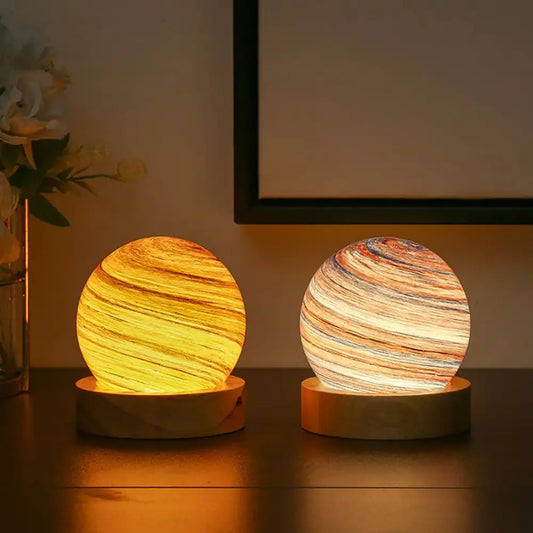 Veilleuse Planète : Boule en verre, socle en bois - LED - Prise directe, Élégance lumineuse.