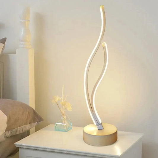 Lampe de Bureau Design blanche : Profitez d'une lumière douce et chaude pour travailler ou lire grâce à cette lampe blanche.